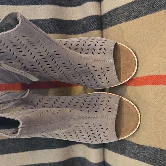 Toms Majorca Peep Toe Stucco  Perforated Bootie Sz 9 NWOT - Picture 3 of 7